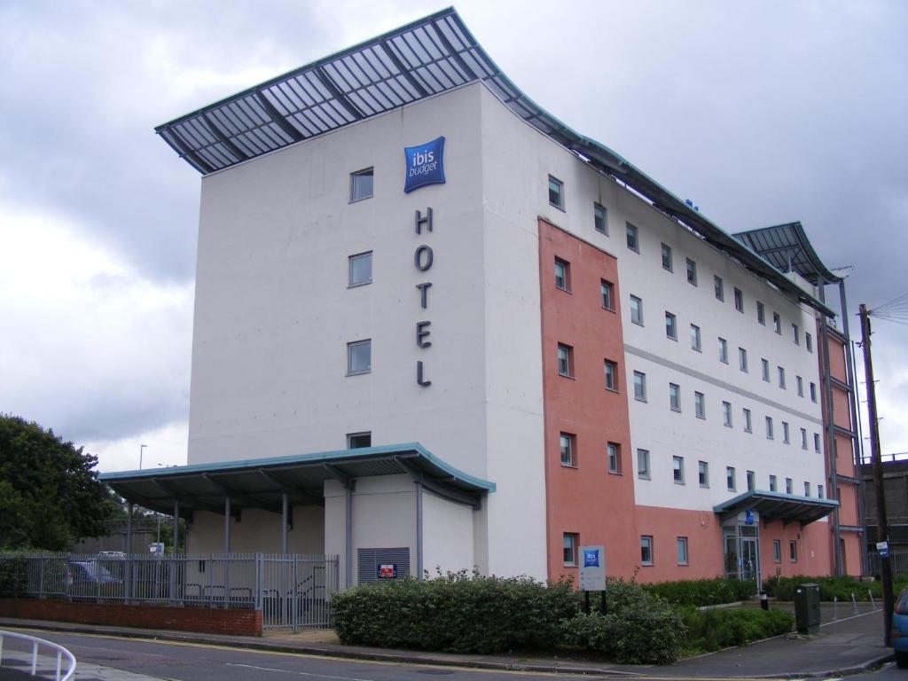 Ibis Budget Newport Exterior photo